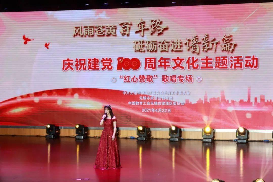 帮帮侠热评：老人倒地瞬间 女子用包托住头